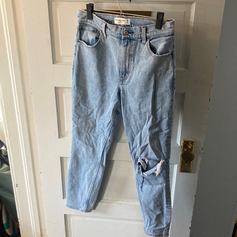 NWOT A&F Skinny High Rise Jeans Light destroyed wash size 28